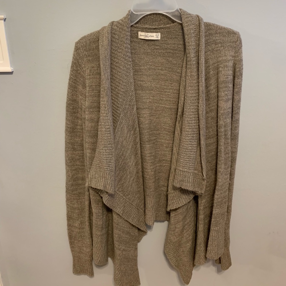 Beige abercrombie & Fitch cardigan